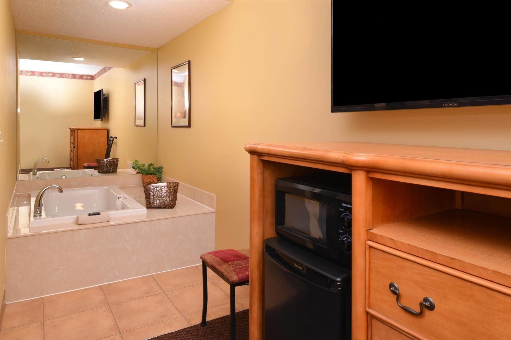 Country Hearth Inn & Suites Edwardsville Esterno foto